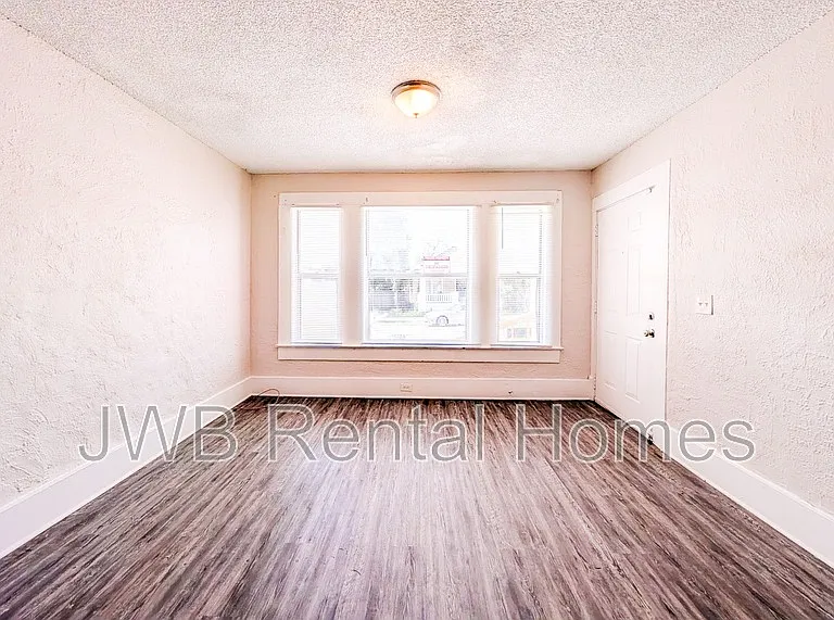 347 W 23rd St — Photo 4