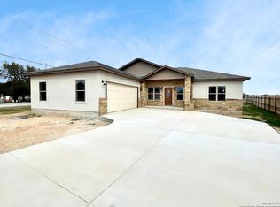 1220 Devine Dr, Devine, TX 78016
