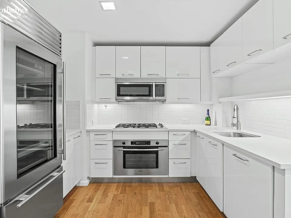 635 W 42nd St #7K