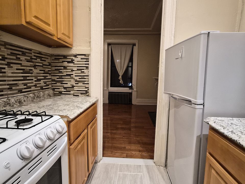 2nd image of 1123 Bergen St #2