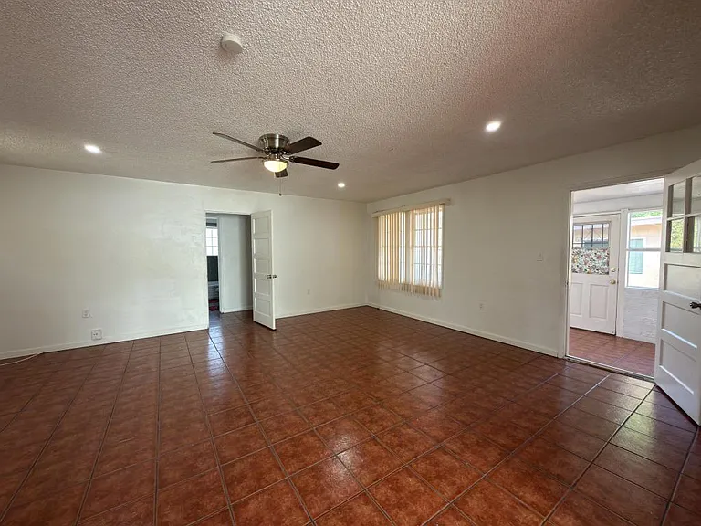 986 Merritt Dr — Photo 18