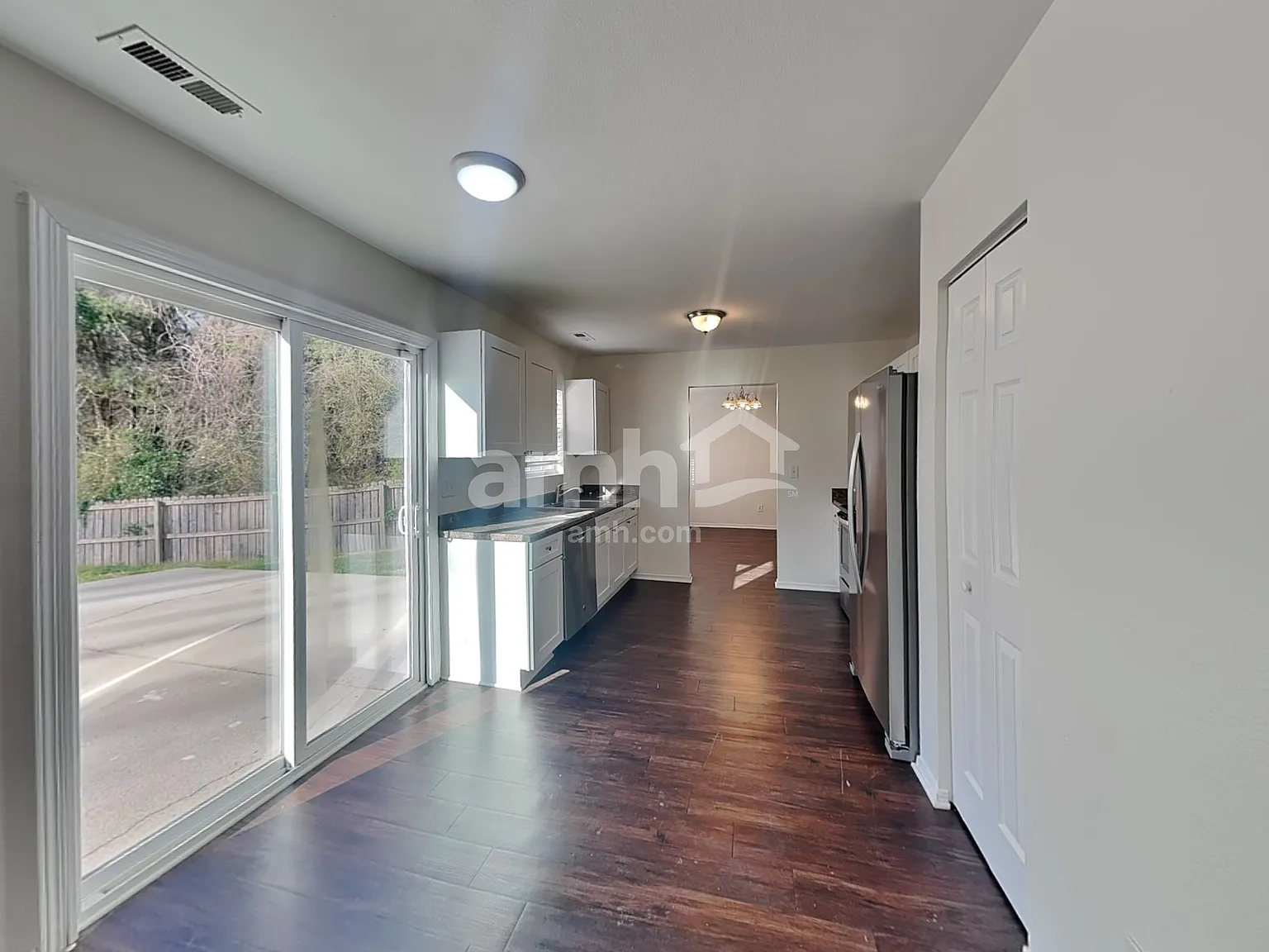 4 bed, 2.5 bath, 1817 sqft, $2,285 — Photo 4