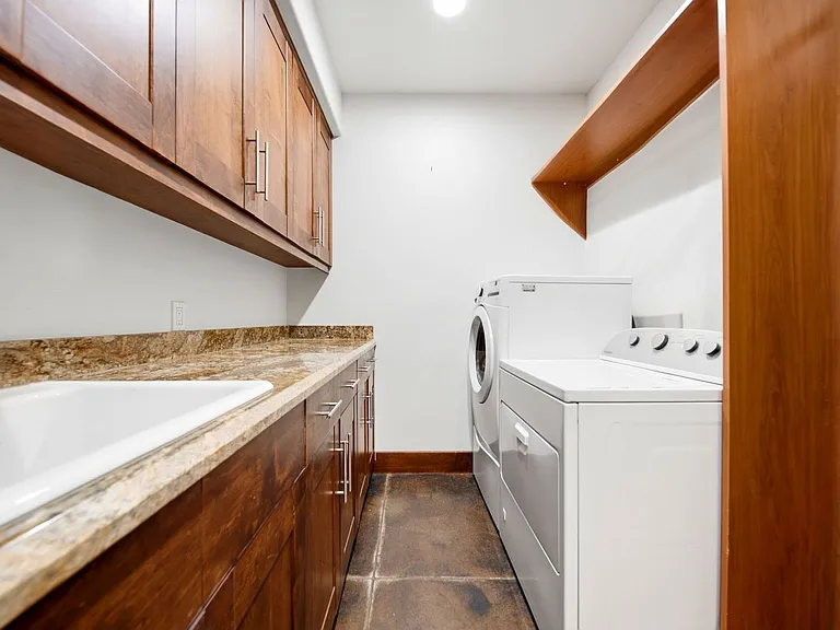 825 Gonzales St — Photo 22