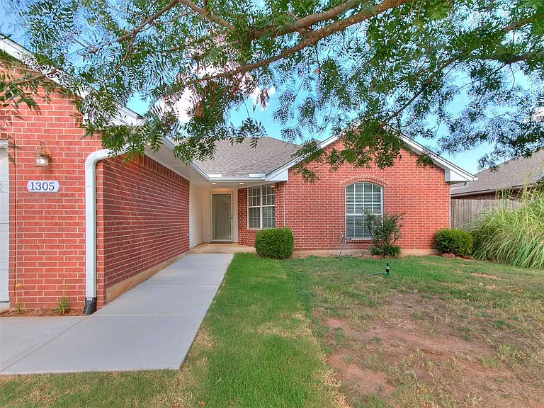 1305 Melisa Dr — Photo 3