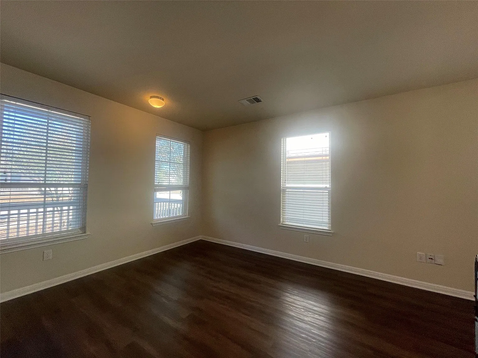 3 bed, 2.5 bath, 2101 sqft, $1,900 — Photo 4