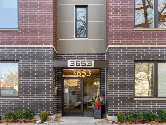 3653 W Barry Ave #2W, Chicago, IL 60618