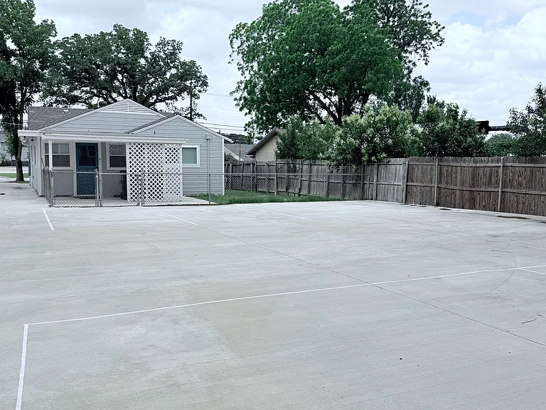 312 E Randol Mill Rd — Photo 10