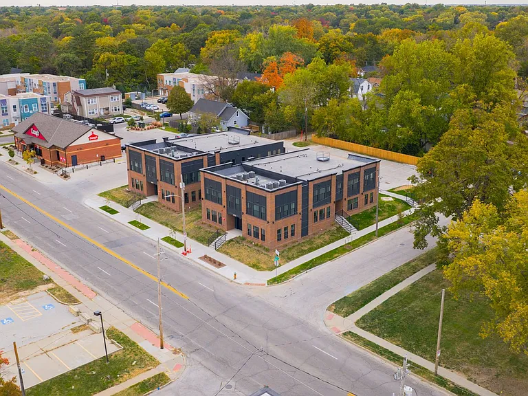 Forest Ave Rowhomes — Photo 11