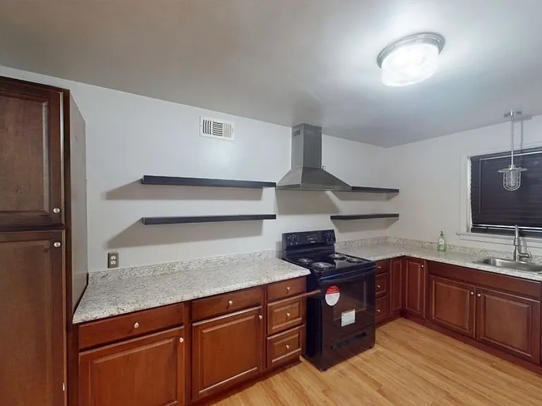 144 Marlborough St — Photo 4