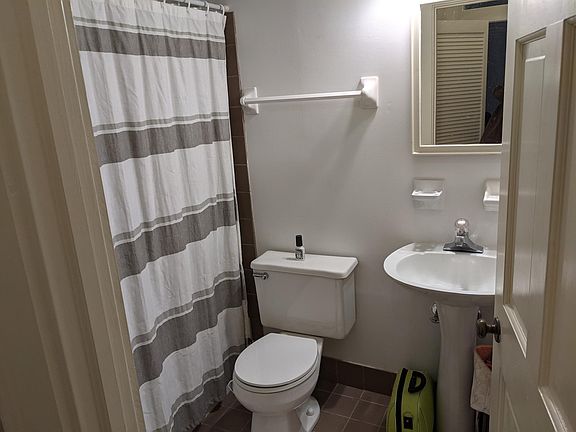 5th image of 420 Warren Cres APT 1