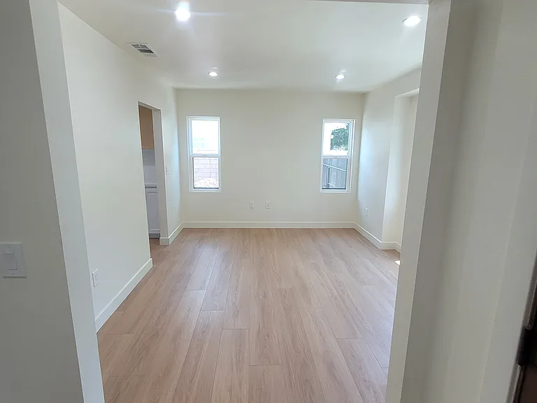566 W H St — Photo 4