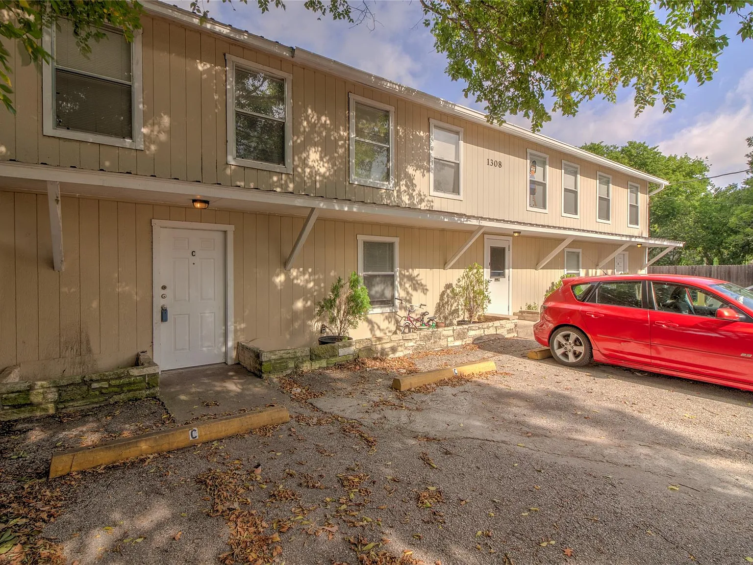 2 bed, 1.0 bath, 945 sqft, $995 — Photo 2