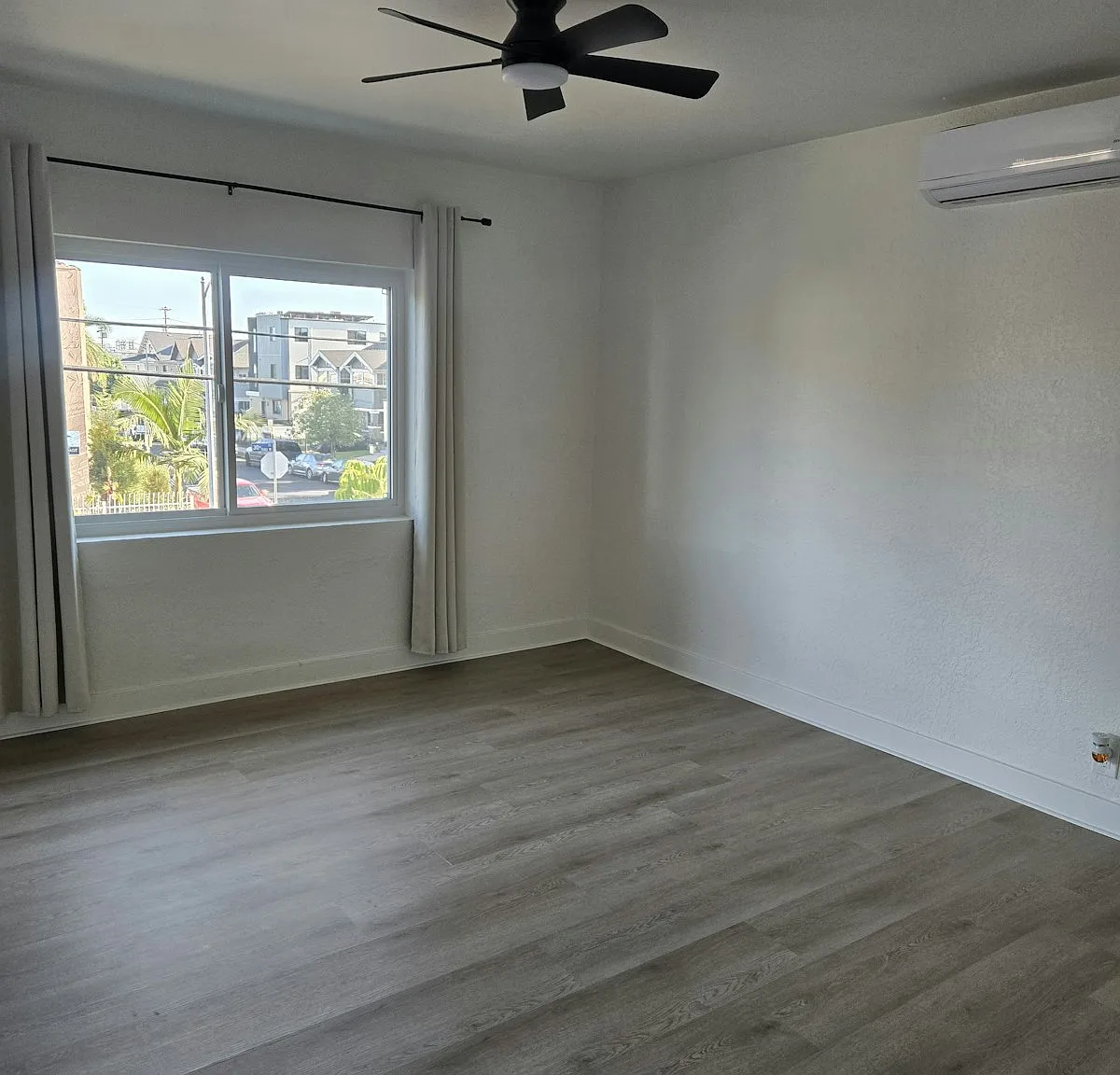 1545 West 30th Street, Unit R2 — Photo 2