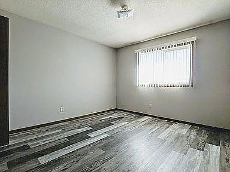 3 bed, 1.0 bath, 1400 sqft, $1,785 — Photo 4