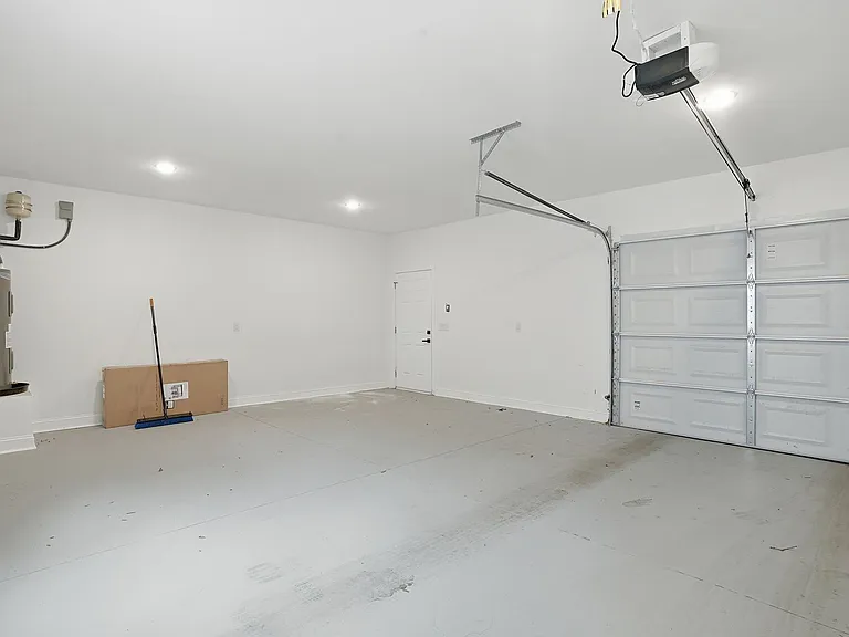912 E Henry St — Photo 20