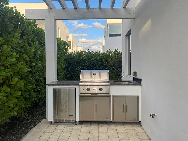 10081 NW 75th Ter — Photo 29
