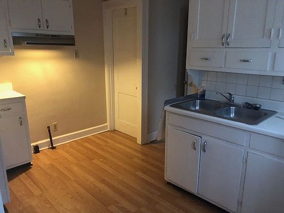 5th image of 829 N Denny St
