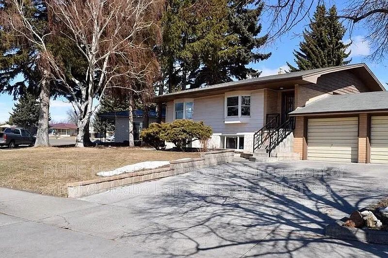 3 bed, 1.0 bath, 1400 sqft, $1,450 — Photo 1