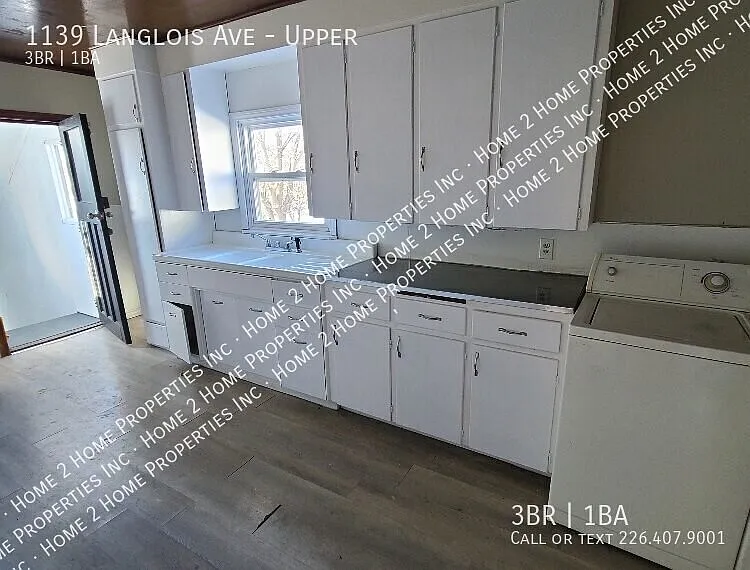 Large Upper three-bedroom unit in Walkerville — Photo 1