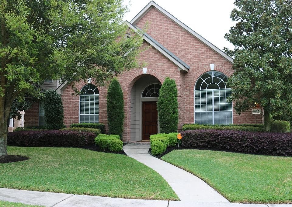 DRUM ROLL, PLEASE! The spotlight shines on in this spacious 1-1/2 story traditional home on large co