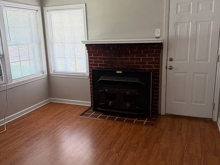 4204 Newton Dr NE — Photo 1