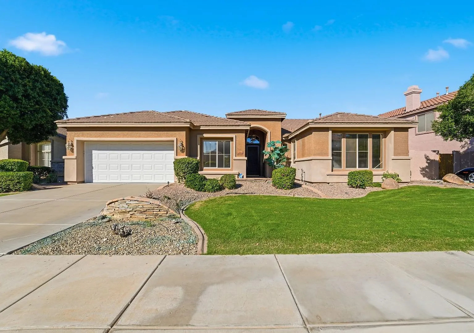 Beautiful Single-Level Home with Private Pool Prime Arrowhead Location! — Photo 2