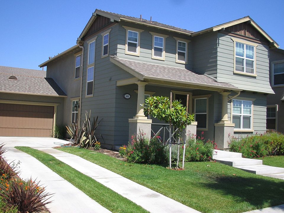 Front of house with long driveway for extra parking