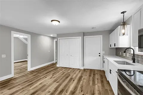The kitchen connects to Rooms 2 & 3.