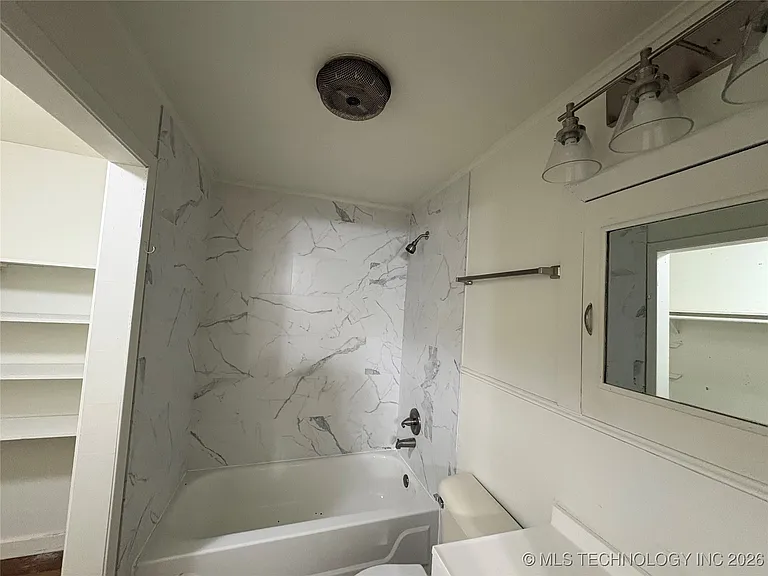 516 W Locust St — Photo 6