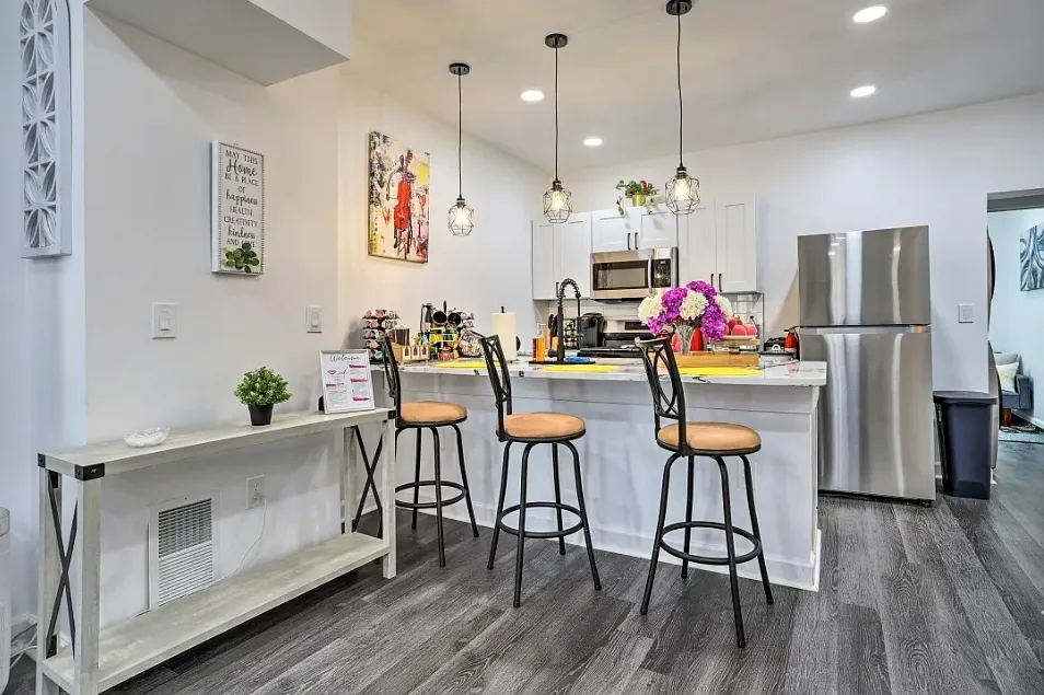 4 bed, $2,400 — Photo 2