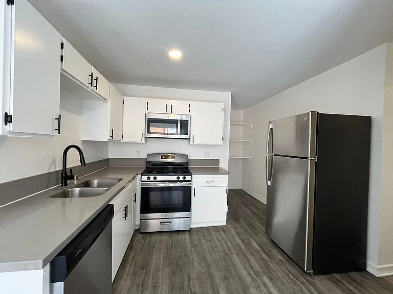 226 South Serrano — Photo 22