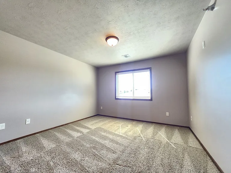 PRAIRIE POINTE APARTMENTS — Photo 12
