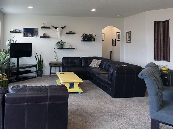5th image of 415 NE Poplar Ln