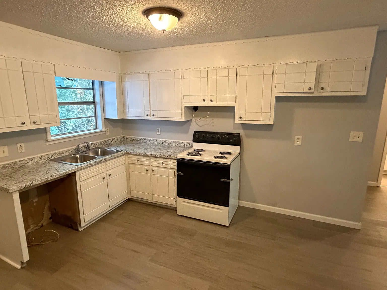 2 bed, 1.5 bath, 1069 sqft, $1,300 — Photo 2