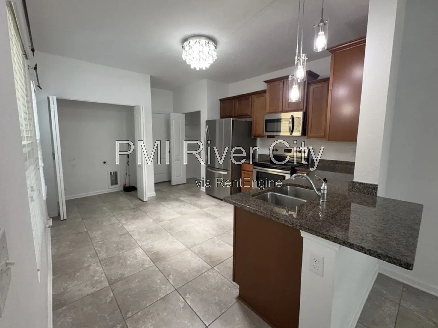 2 bed, 2.5 bath, 1346 sqft, $1,900 — Photo 2