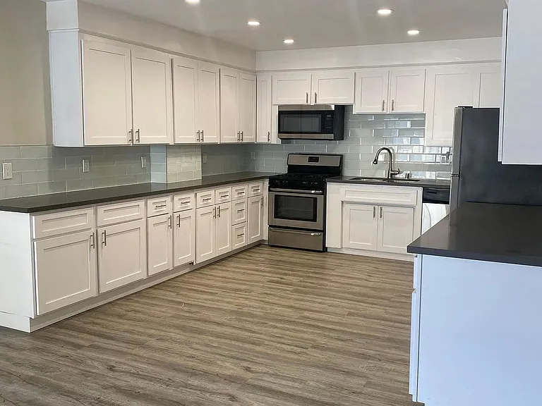 350 N Crescent Drive — Photo 2
