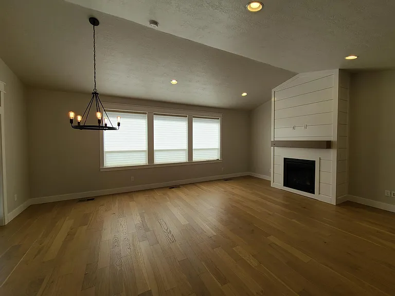 409 S Hamlin Ln — Photo 10