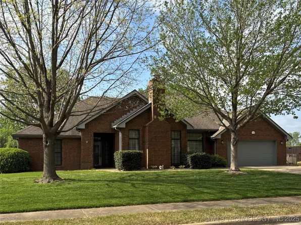 5708 Parkhill Pl, Bartlesville, OK 74006
