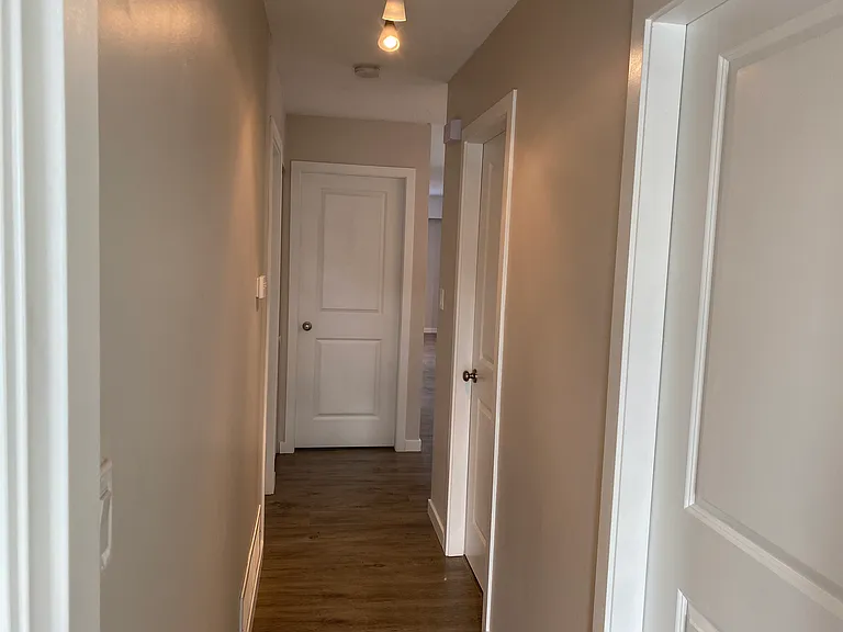 102 King Edward Ave E — Photo 6