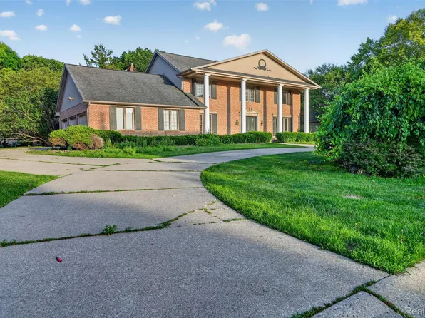 11549 Kings Coach Rd, Grand Blanc, MI 48439