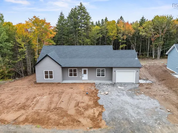83 Pinewood Dr, East Hants, NS B0N 1Z0