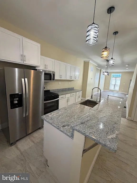4 bed, $1,900 — Photo 2