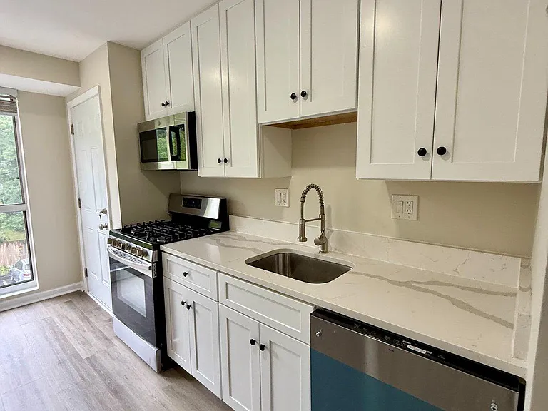 5608 Bloomfield Dr #201 — Photo 6