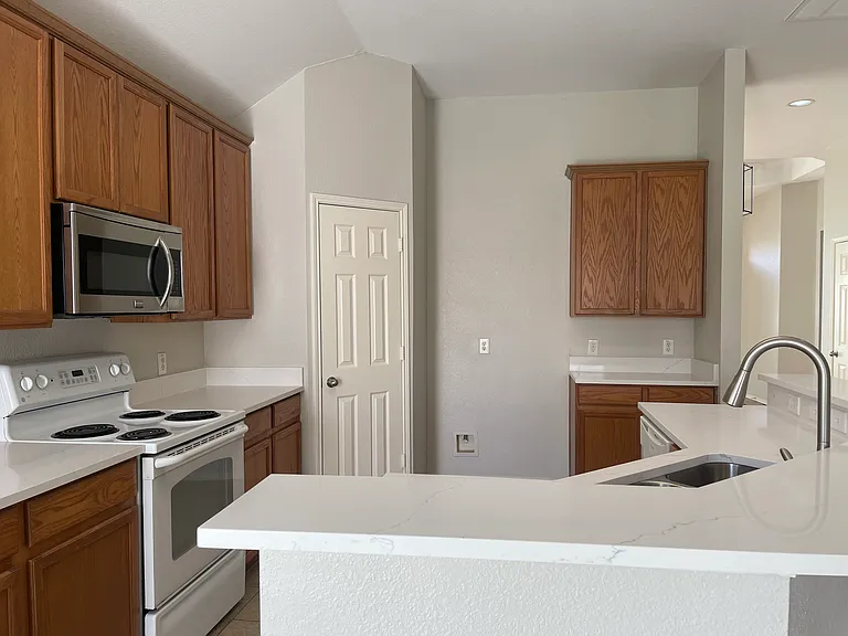 553 Presidio Dr — Photo 11