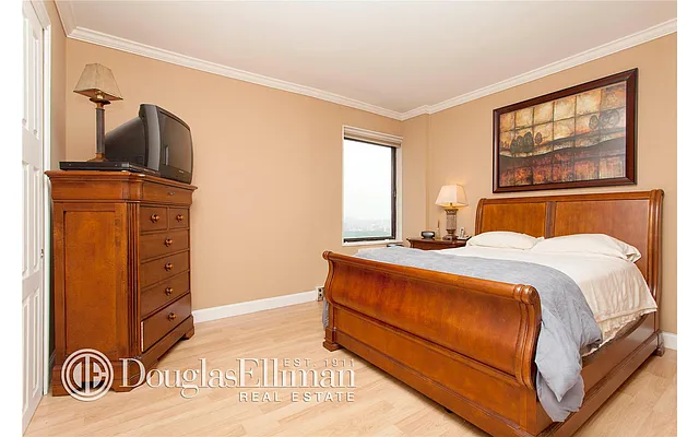 Rented by Douglas Elliman | media 10
