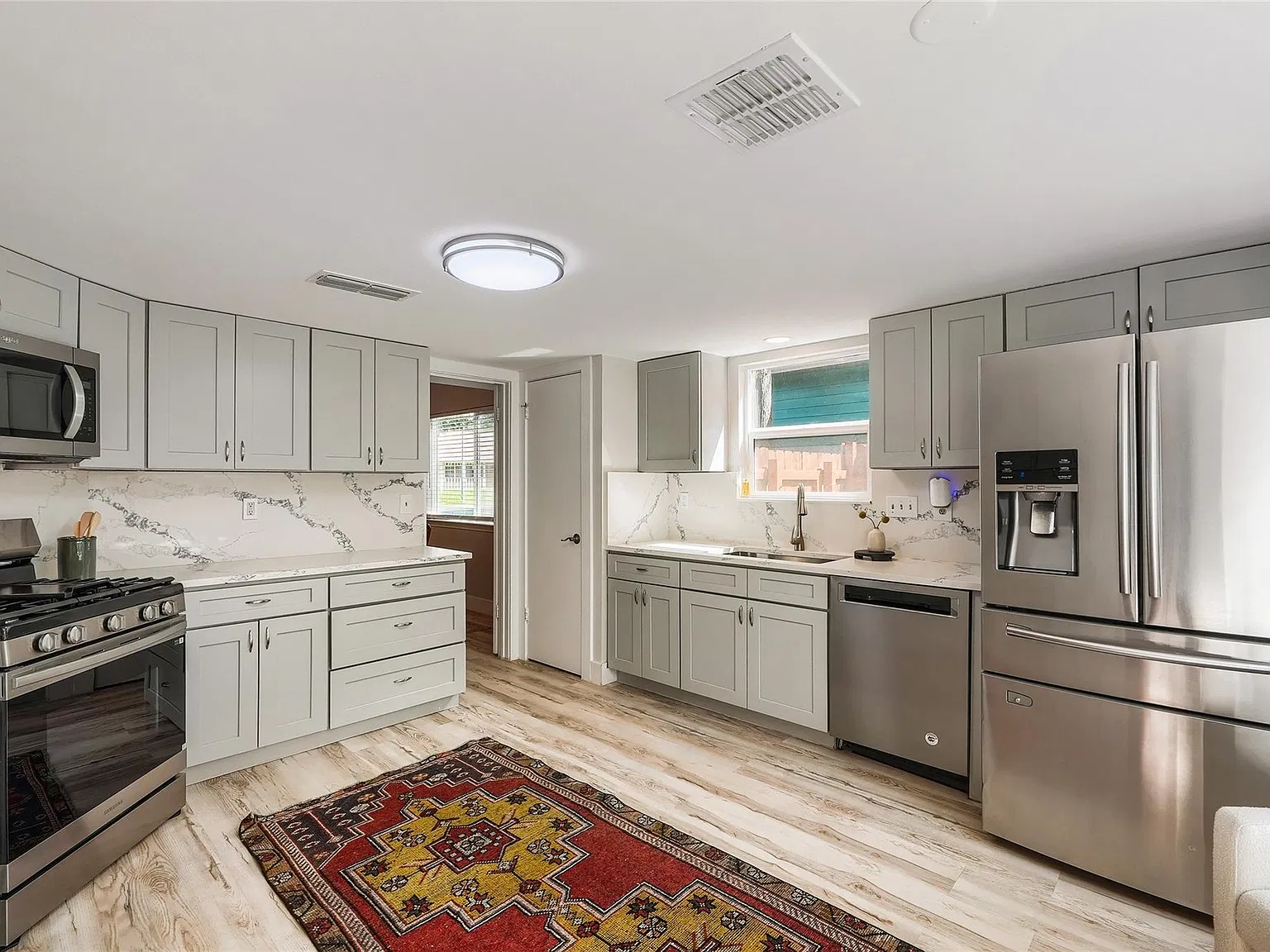 4 bed, 2.5 bath, 2359 sqft, $2,850 — Photo 4