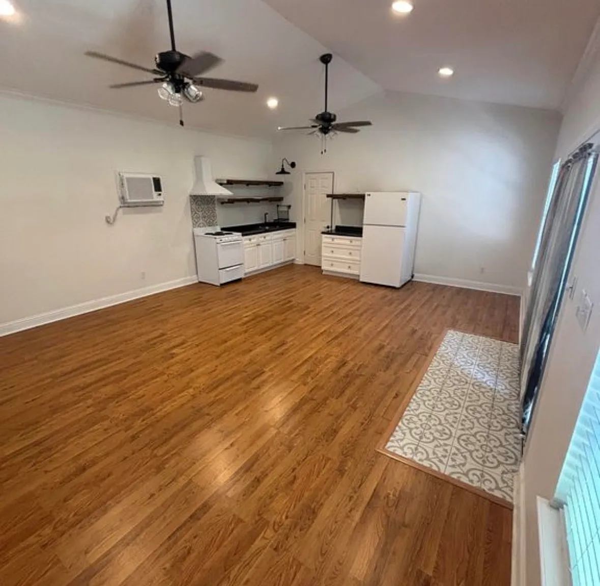 1 bed, 890 sqft, $1,000 — Photo 4