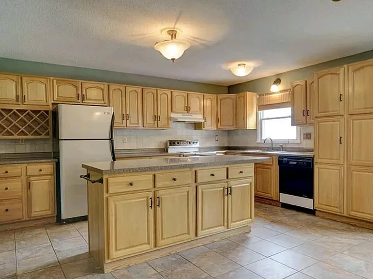 114 Oakdale St — Photo 2