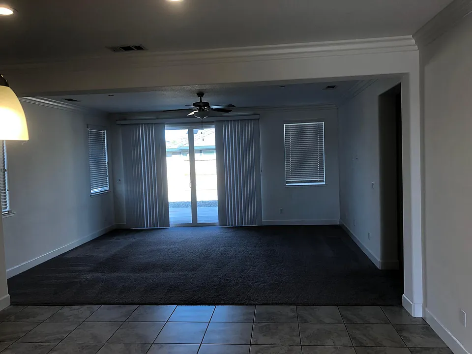 Living room, ceiling fan