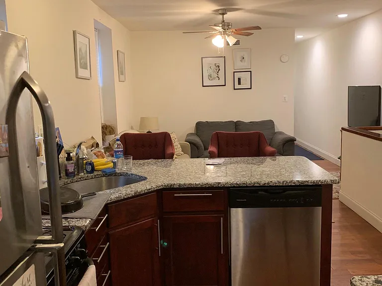 2041 Spring Garden St #1R — Photo 15
